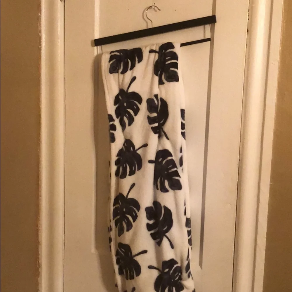 Betsey Johnson Ultra Soft Plush Throw Leaves Print 50in X 60in